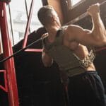 هل يجب أن أركض بسترة وزن: إيجابيات وسلبيات