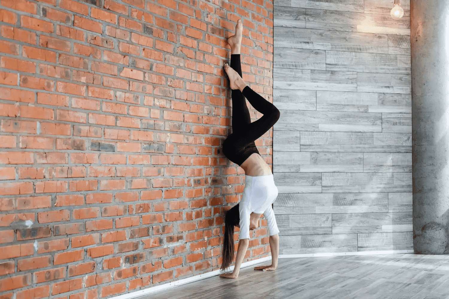 As 10 principais poses de ioga na parede que você deve tentar