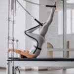 Membuka kekuatan batang Pilates