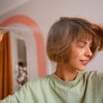 جل الشعر مقابل بخاخ الشعر: أيهما مناسب لشعرك؟