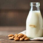 Leite de amêndoa faz você fazer cocô